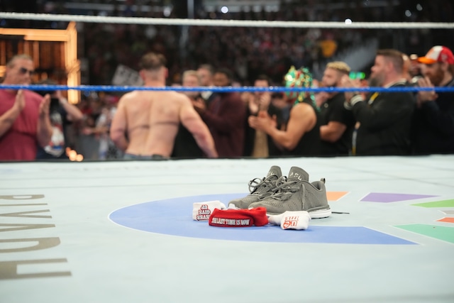 John Cena dejó sus zapatillas, muñequeras y otras prendas en ring, en señal de retiro. (WWE Corp)