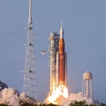 ¡Rumbo a la luna! Misión Artemis II despegó con tripulación hacia la órbita lunar tras más de 50 años