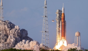 ¡Rumbo a la luna! Misión Artemis II despegó con tripulación hacia la órbita lunar tras más de 50 años