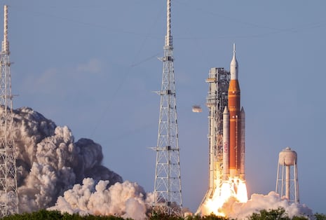 ¡Rumbo a la luna! Misión Artemis II despegó con tripulación hacia la órbita lunar tras más de 50 años