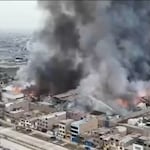 Los Olivos: Dantesco incendio arrasa con fábrica cosmética y alarma a vecinos: Más de 60 bomberos controlan la emergencia