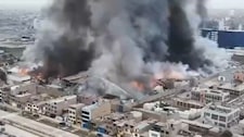 Los Olivos: Dantesco incendio arrasa con fábrica cosmética y alarma a vecinos: Más de 60 bomberos controlan la emergencia