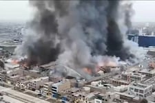 Los Olivos: Dantesco incendio arrasa con fábrica cosmética y alarma a vecinos: Más de 60 bomberos controlan la emergencia