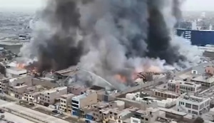 Los Olivos: Dantesco incendio arrasa con fábrica cosmética y alarma a vecinos: Más de 60 bomberos controlan la emergencia