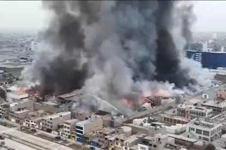 Los Olivos: Dantesco incendio arrasa con fábrica cosmética y alarma a vecinos: Más de 60 bomberos control...
