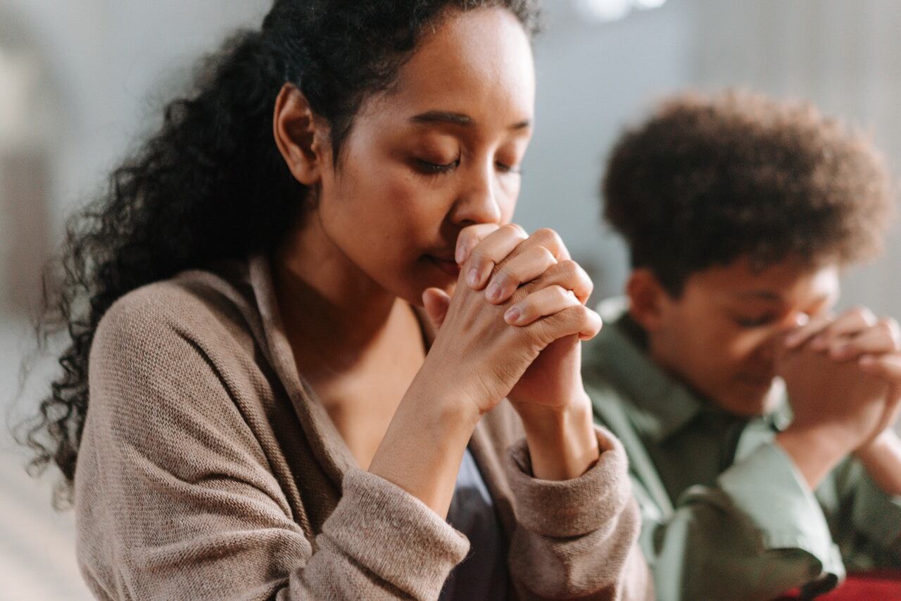 Dos personas rezando (Foto: Pexels)