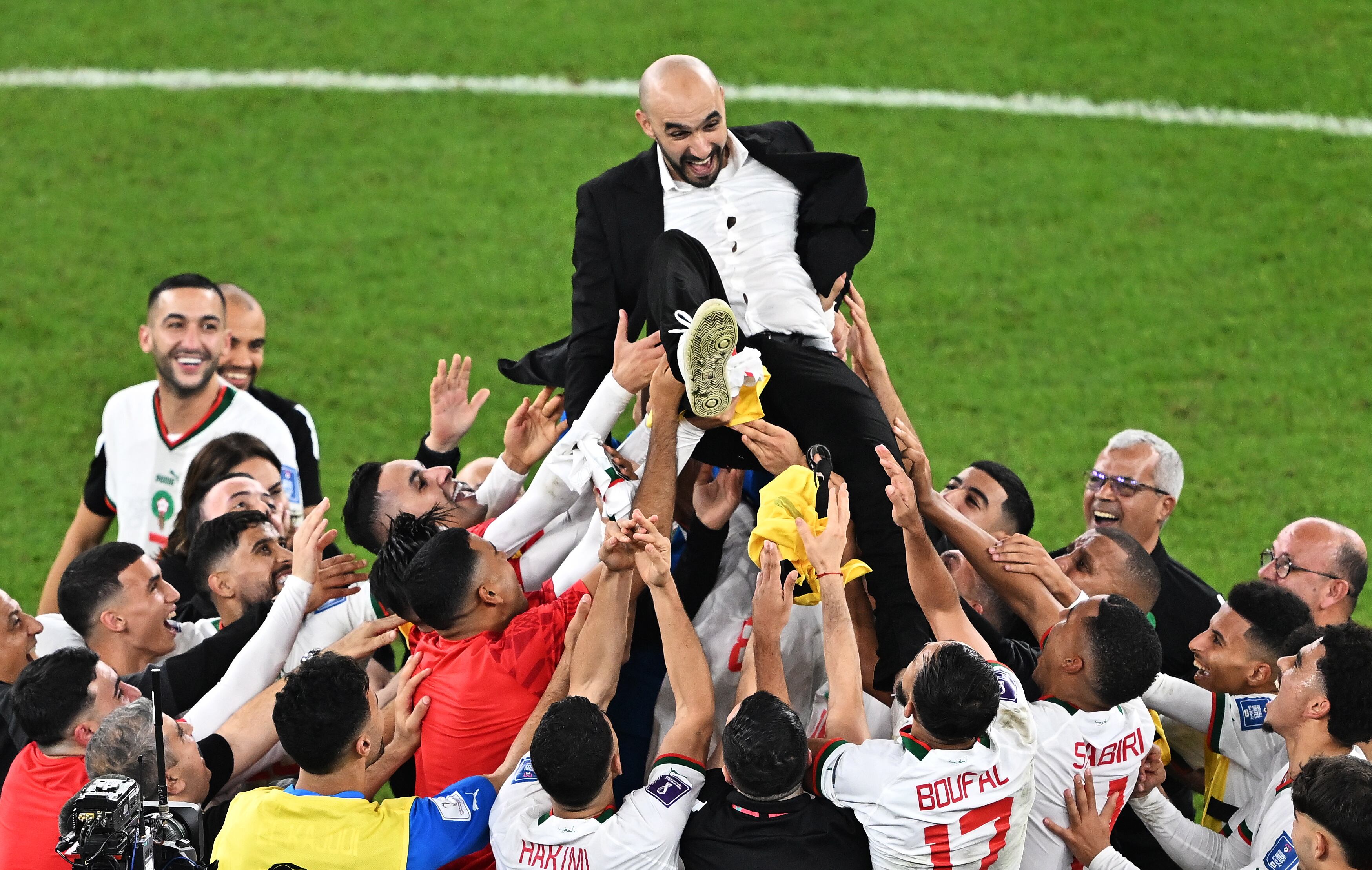 El entrenador en jefe Walid Regragui de Marruecos es homenajeado por su equipo después de ganar el partido de fútbol del Grupo F de la Copa Mundial de la FIFA 2022 entre Canadá y Marruecos (Foto: AFP)