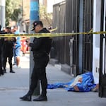 ¡Asesinado a plena luz del día! Sujeto encapuchado acribilló a dueño de cevichería frente a mercado en Ventanilla y escapó