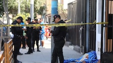 ¡Asesinado a plena luz del día! Sujeto encapuchado acribilló a dueño de cevichería frente a mercado en Ventanilla y escapó