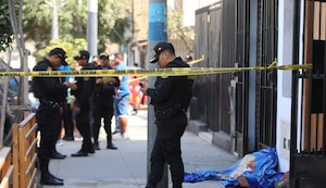 ¡Asesinado a plena luz del día! Sujeto encapuchado acribilló a dueño de cevichería frente a mercado en Ventanilla y escapó