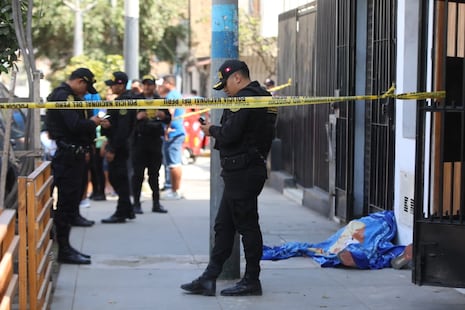 ¡Asesinado a plena luz del día! Sujeto encapuchado acribilló a dueño de cevichería frente a mercado en Ve...
