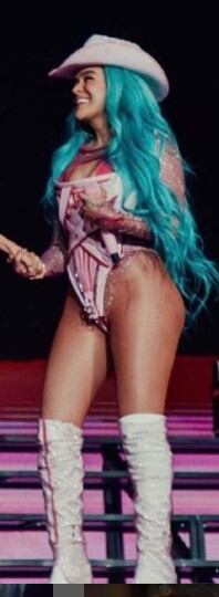 Con un look basado en tonalidades rosas, la ex de Anuel logró interpretar a dueto junto a Anahí (Foto: Anahí / Instagram)