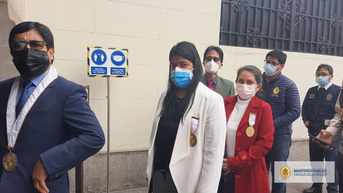 Los cuatro fiscales y dos policías que encontraron los US$20 mil en el despacho de Bruno Pacheco. (foto: Ministerio Público)