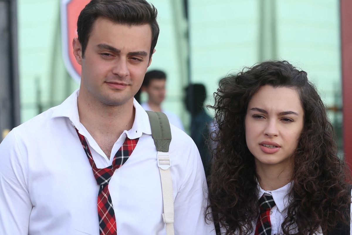 Yiğit Koçak como Ömer y Su Burcu Yazgi Coşkun como Asiye en la telenovela turca "Hermanos" (Foto: NG Medya)