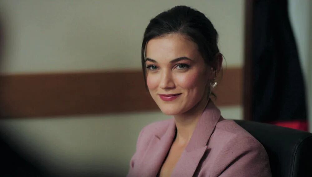 Ceylin sonriendo en la telenovela turca (Foto: Ay Yapım)