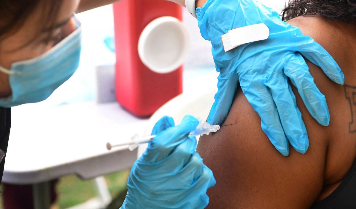 La vacuna contra el COVID-19 se administra en una clínica de vacunación para personas sin hogar organizada por el Departamento de Salud Pública del Condado de Los Ángeles y United Way el 22 de septiembre de 2021 en Los Ángeles, California (Foto: Frederic J. Brown / AFP)