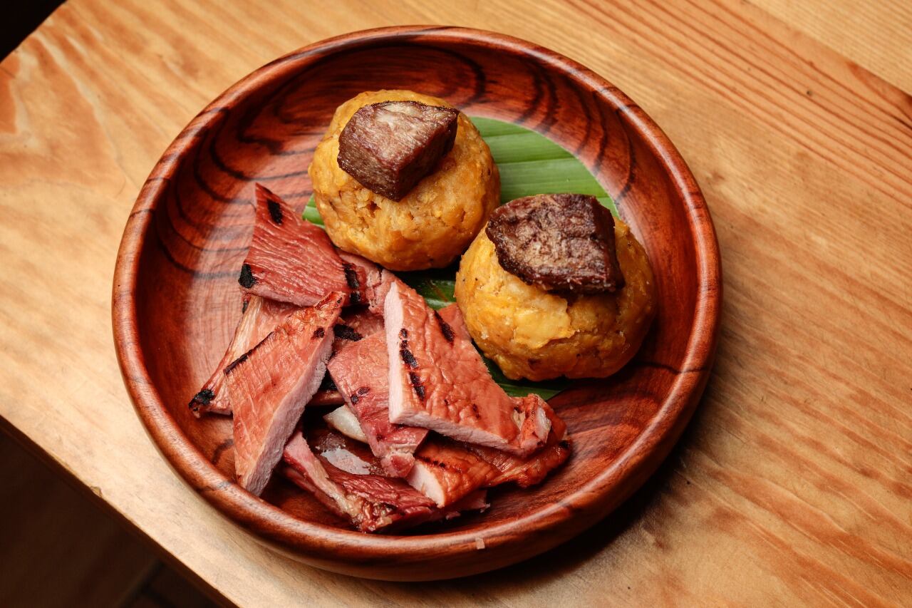 La grasa del cerdo y los ahumados con la característica de la comida de la selva.
Foto: Lenin Tadeo.