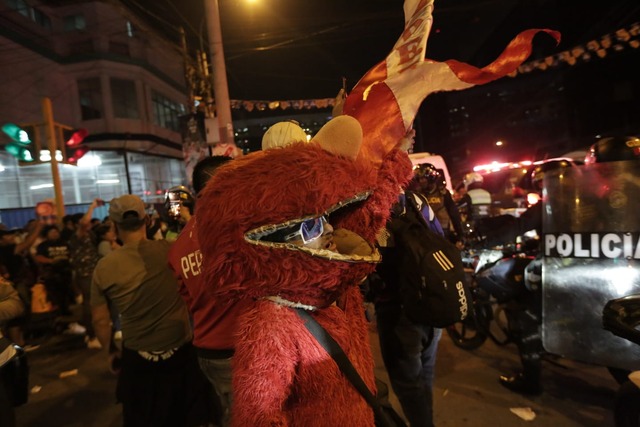 Caravana de motociclistas venezolanos recorren los alrededores del Estadio Nacional para alentar a la Vinotinto. Foto: Anthony Niño de Guzmán/ @photo.gec