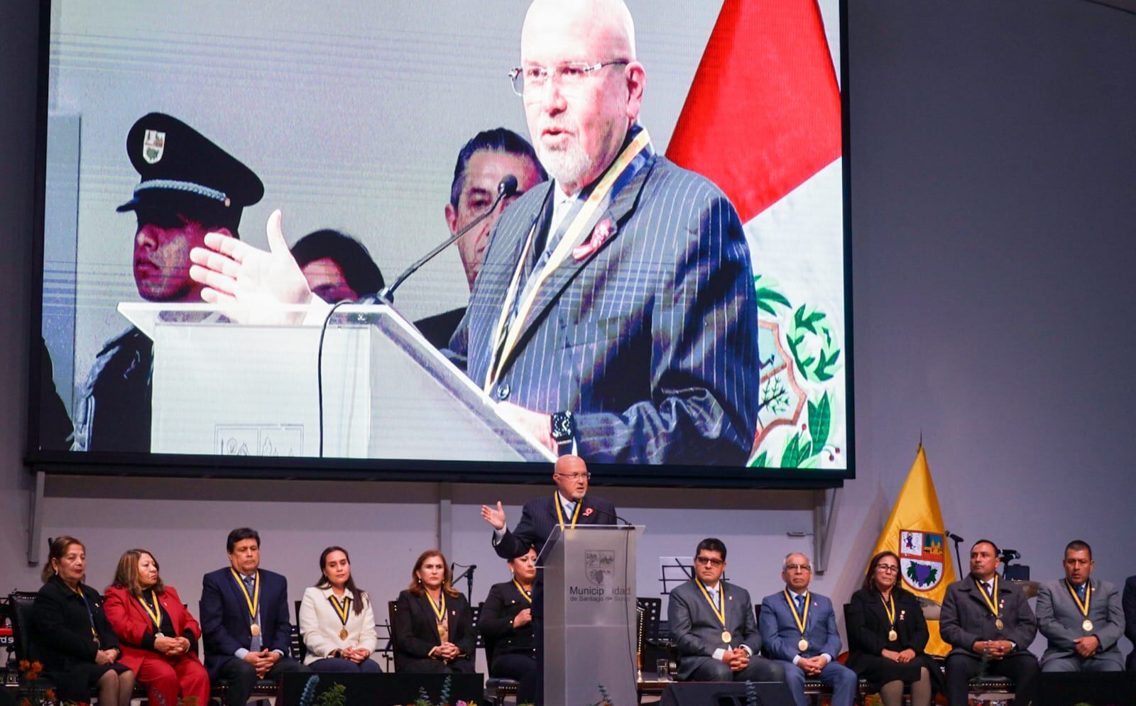 Carlos Bruce inauguró el Centro de Convenciones de Surco, el cual añade 3 mil metros cuadrados al Parque de la Amistad, y cuenta con una pantalla Led de 7 x 6 metros, equipos de luces LED, consolas de luces y sonido, así como parlantes de alta gama, un escenario de 9 metros de largo x 7 metros de fondo y 1.60 metros de alto.