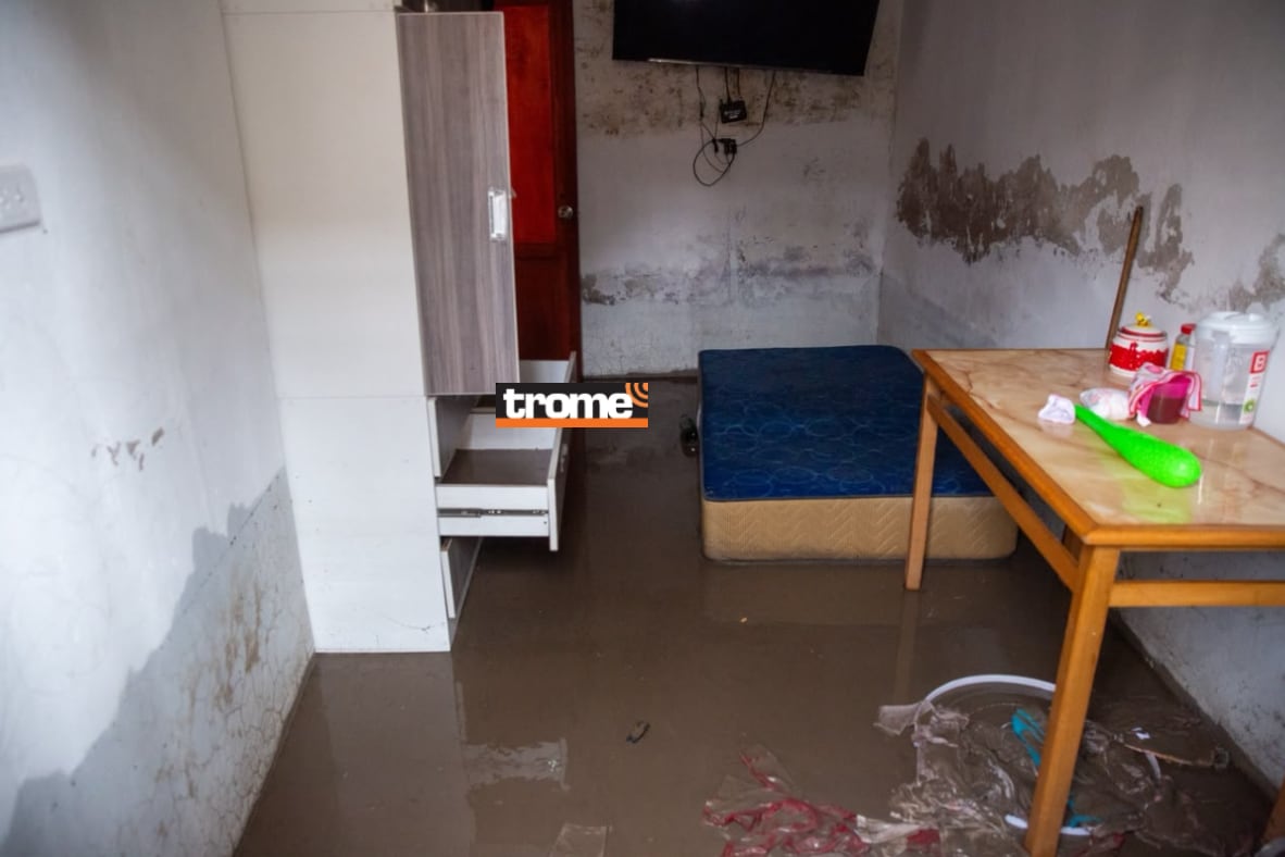 La llovizna que duró varias horas causó mayor afectación en vías y hogares de Villa El Salvador y Villa María del Triunfo. (Foto: Fernando Sangama / Trome).
