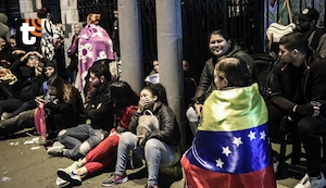 Cercado de Lima: decenas de venezolanos amanecen frente a su embajada para regularizar sus documentos