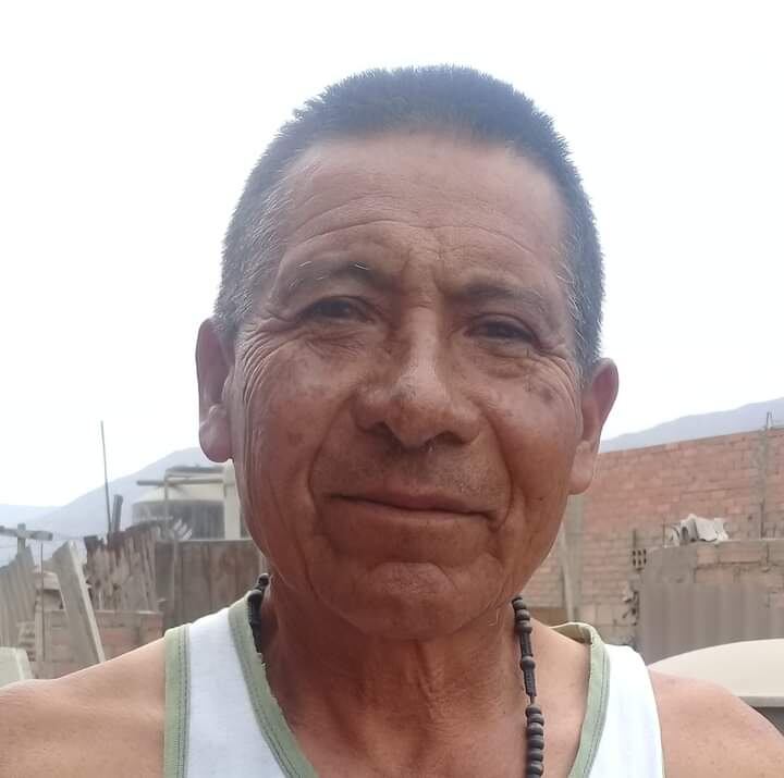 Cambista recibe llamada telefónica de un cliente, sale de su casa y es asesinado por dos delincuentes en moto lineal.