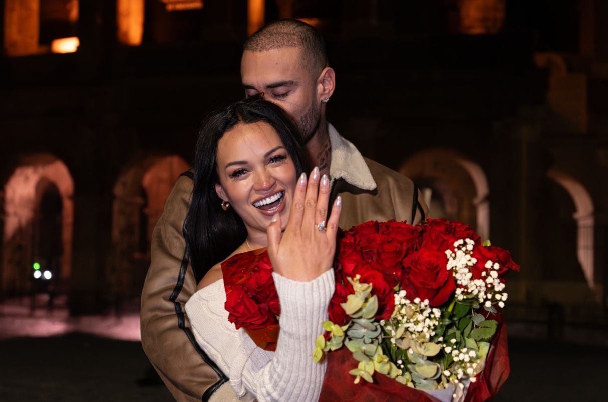Angie Arizaga y Jota Benz se comprometieron frente al Coliseo romano. (Foto: Instagram)