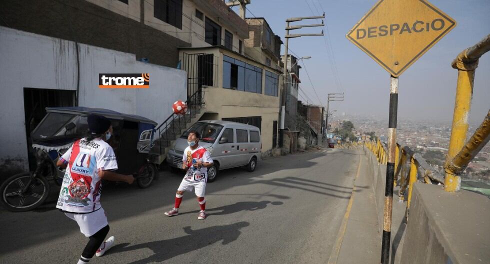 Hermanos Patadita logran muevo récord sin dejar caer el balón. (Trome / Britanie Arroyo)