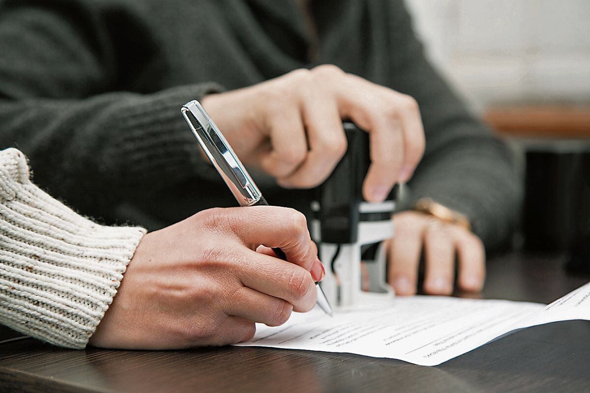 El trámite de la comprar del vehículo se debe hacer ante una notaría (Foto: iStock)