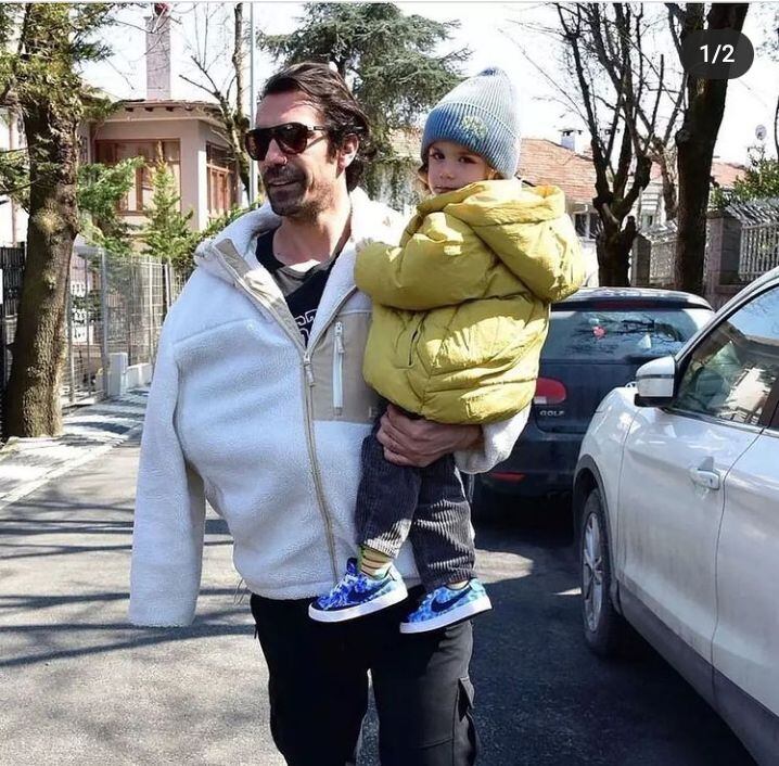 İbrahim Çelikkol con el brazo lesionado y junto a su hijo (Foto: Silvia Delfina / Twitter)