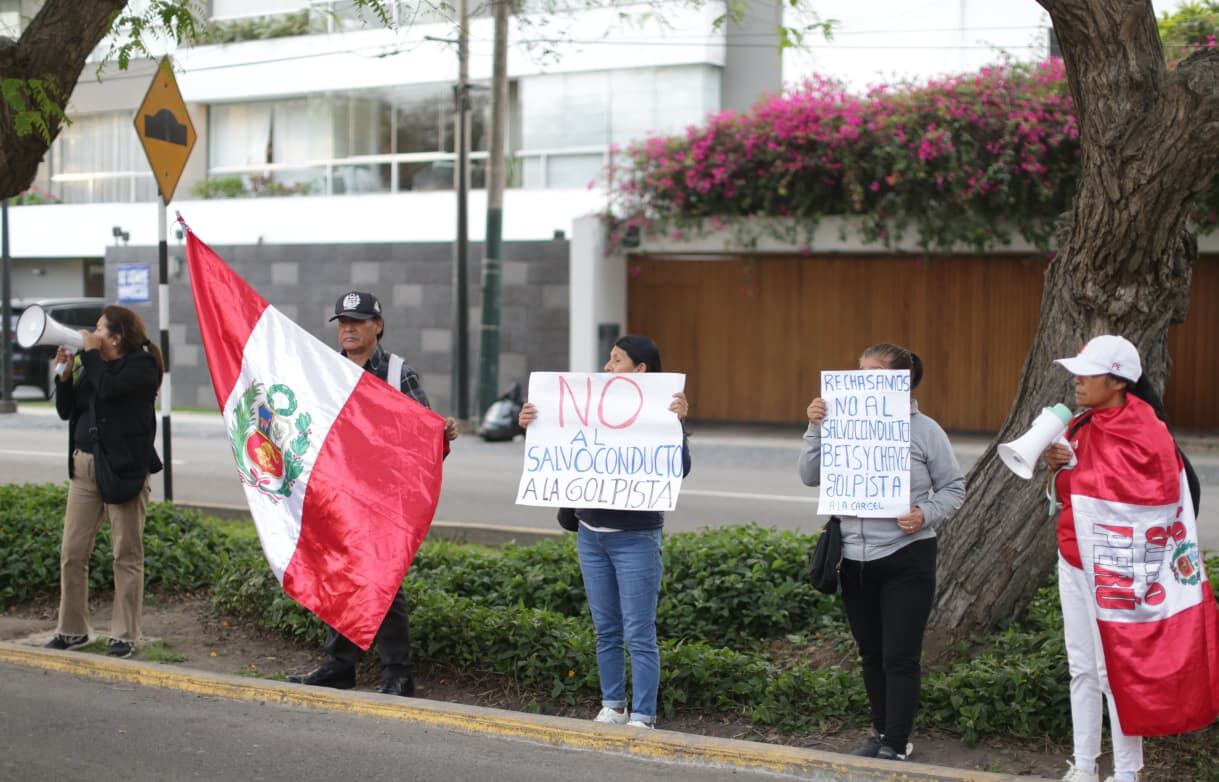 Manifestantes rechazan eventual salvoconducto a expremier Betssy Chávez frente a Embajada de México. Foto: GEC