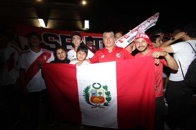 Hinchas peruanos en Paraguay realizaron el clásico banderazo y luego recogieron toda la basura que generaron. Foto: Alan Ramírez | Trome