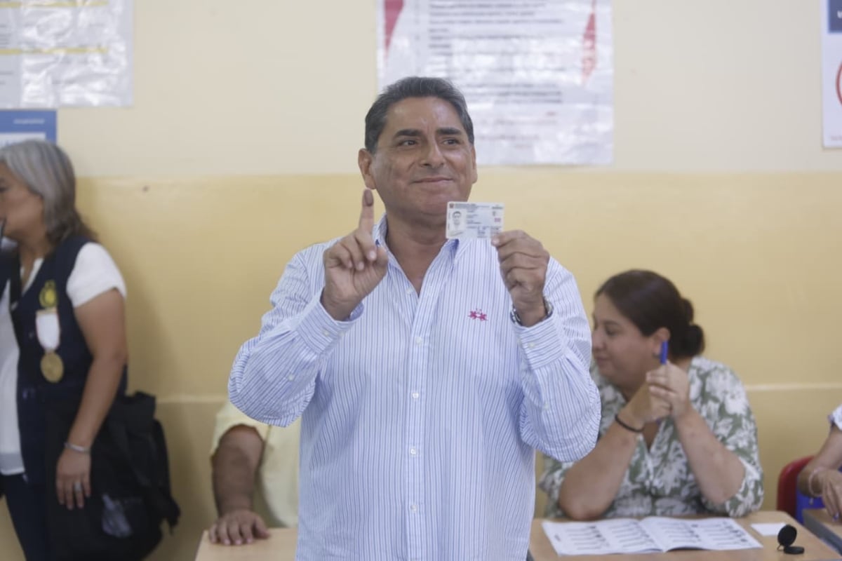 Candidato Carlos Álvarez ejerce su derecho al voto en mesa de San Isidro. (Foto: GEC)