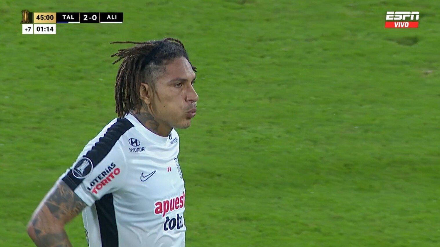 Paolo Guerrero falló el penal que le daba el descuento a Alianza Lima vs Talleres en el epílogo del primer tiempo. (Foto: ESPN)