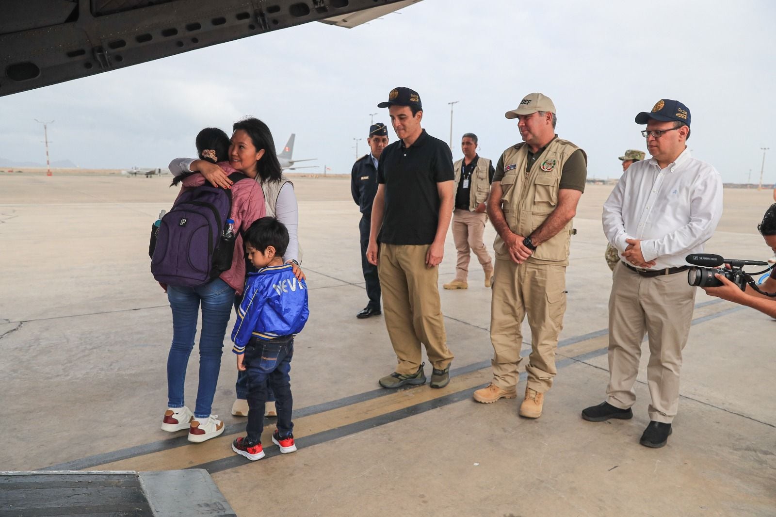 Keiko Fujimori recibió en el Grupo Aéreo N.° 8 a ciudadanos peruanos rescatados desde La Guaira, Venezuela, luego de resultar afectados por el terremoto ocurrido en ese país. Foto: Presidencia
