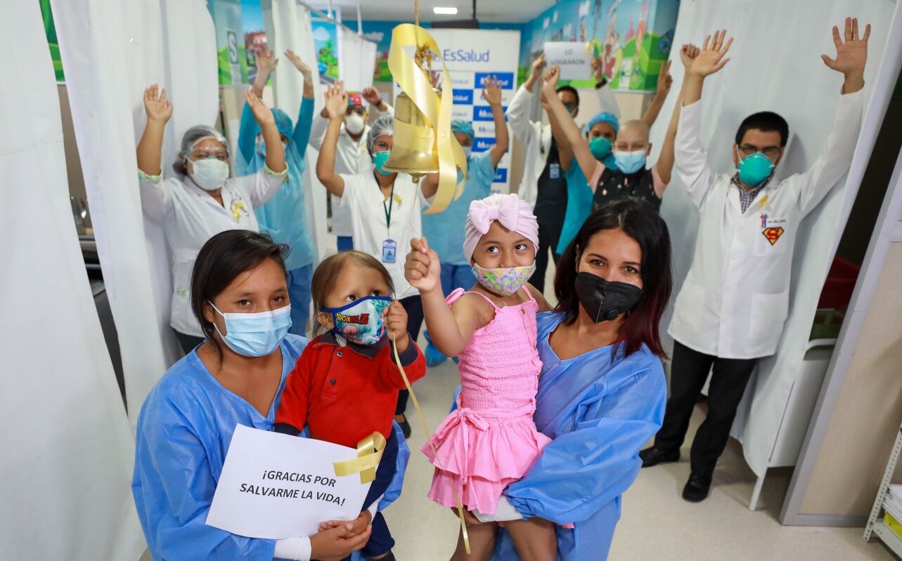 Pequeños tocaron una campana como símbolo de victoria (Foto: EsSalud)