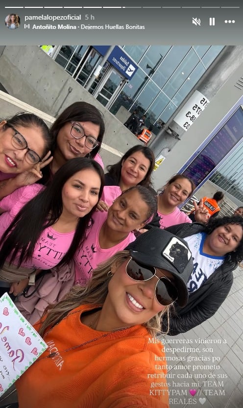 Fanáticas sorprenden a Pamela López antes de partir.