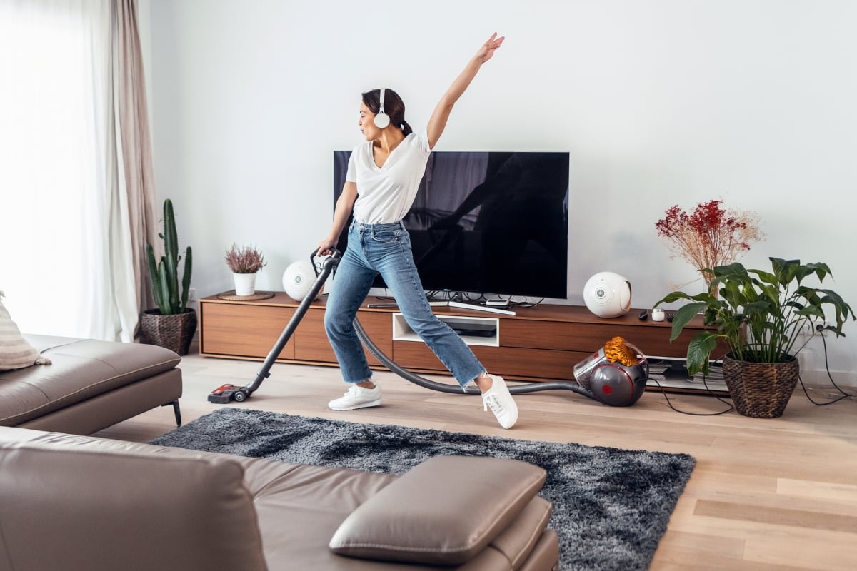 María está dejando su casa limpísima. Foto: Istock.