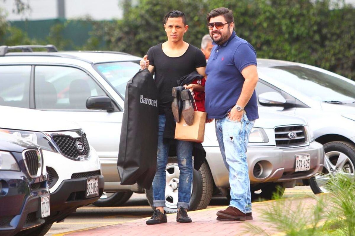 Yoshimar Yotún junto a su representante en la Videna (Foto: GEC)