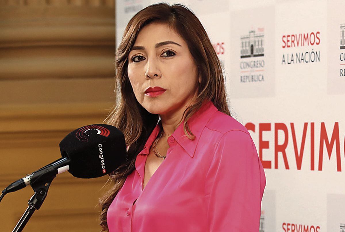 Lady Camones cuestionó la censura, y dijo que se le debió dar más tiempo al exministro Vicente Romero.