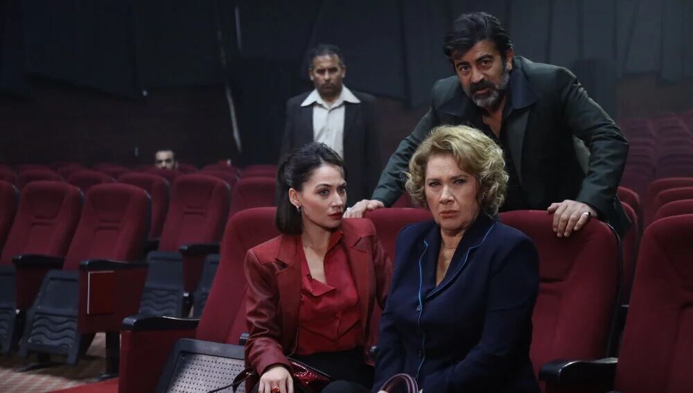 Lütfiye y Betül son amenazadas por Abdülkadir en la telenovela "Tierra amarga" (Foto: Tims & B Productions)