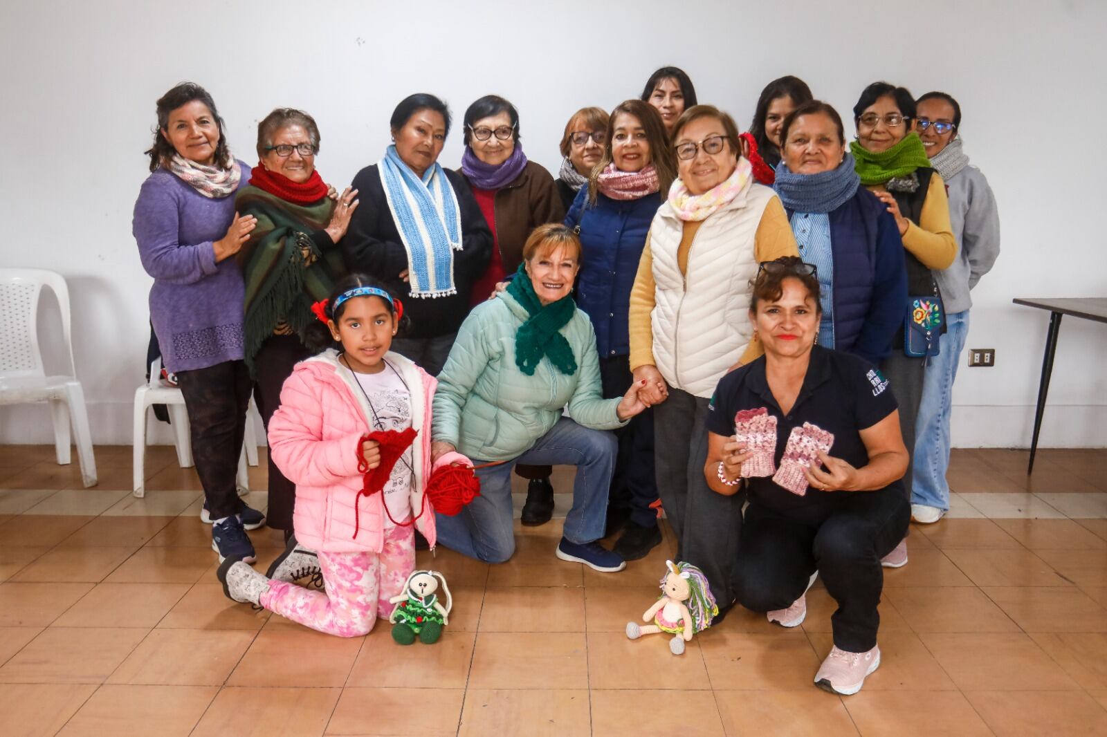 El taller de tejido se dicta, de manera gratuita, por iniciativa de la Municipalidad de Chorrillos y tiene a más de 30 personas inscritas