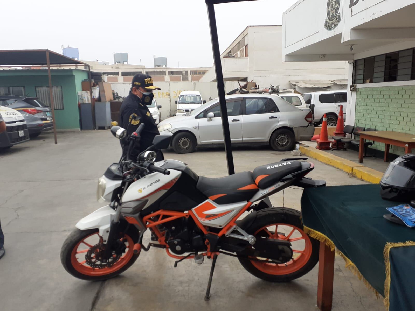 El temible Percy Rojas Gallardo (36), ‘Bolilmbo’ y Ricardo Javier Espinoza Chumbile (39), ‘Cañaña’, que pertenecerían a la banda ‘Los Sanguinarios de San Genaro’, fueron atrapados por policías de Depincri Chorrillos.