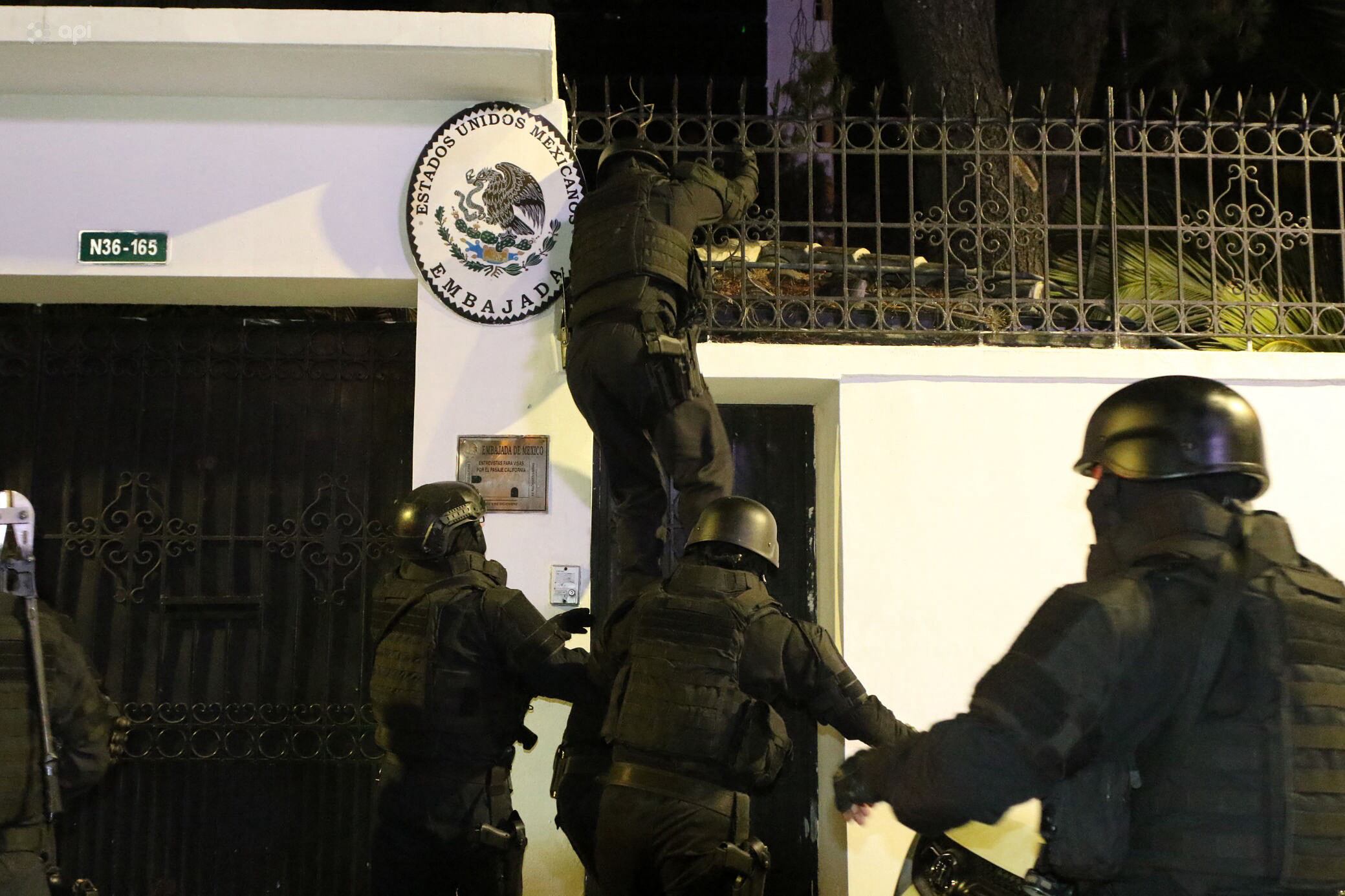 Las fuerzas especiales de la policía de Ecuador entran en la embajada de México en Quito para arrestar al ex vicepresidente Jorge Glas, el 5 de abril de 2024. (Foto de ALBERTO SUÁREZ / AFP).