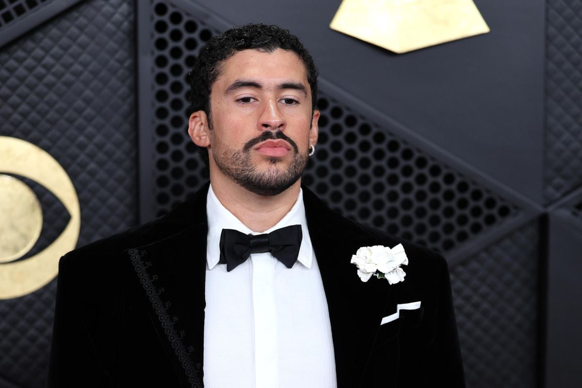 AME847. LOS ÁNGELES (ESTADOS UNIDOS), 01/02/2026.- El cantante puertorriqueño de música urbana Bad Bunny posa en la alfombra roja de la 68º edición de los premios Grammy este domingo, en Los Ángeles (Ca, EE.UU.). EFE/ Octavio Guzmán