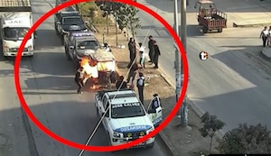 ¡Furia en VMT! Pareja incendia su mototaxi para evitar que serenos se la lleven