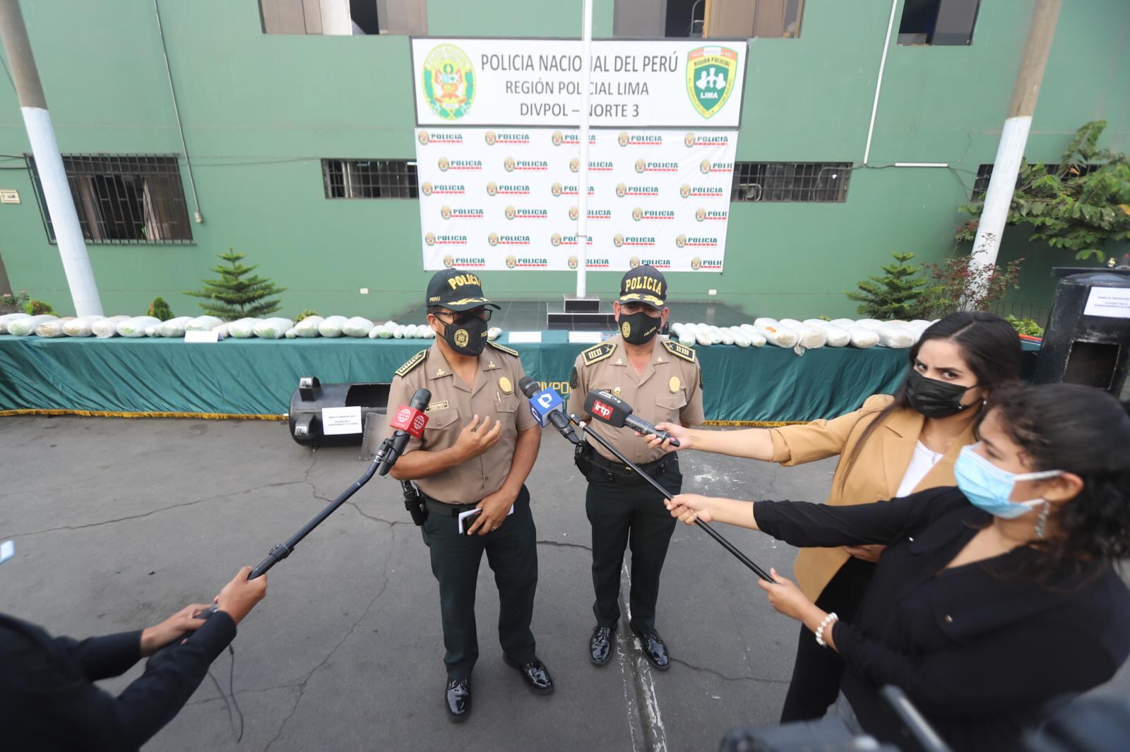 Coronel Walter Guerreonero, jefe de la División Policial Norte 3, informó sobre la detención de los presuntos narcotraficantes. | Foto: Eduardo Cavero / Trome