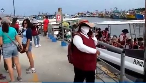 Paracas: Reanudan salidas turísticas por la bahía, pese a prohibición por fuerte oleaje.