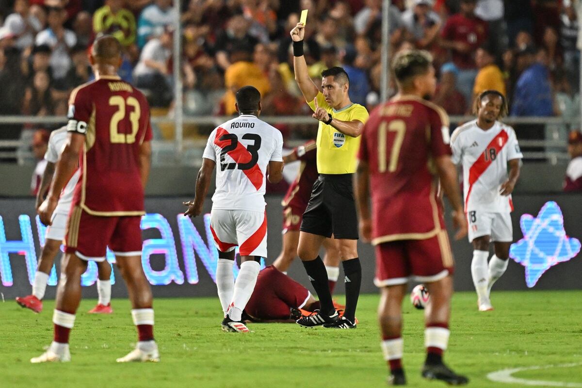 El árbitro chileno Cristian Garay . (Foto de JUAN BARRETO / AFP)