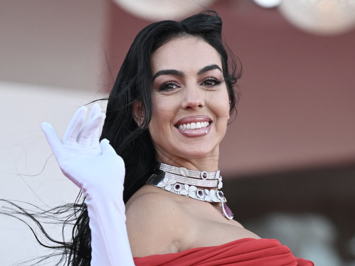 Georgina Rodríguez dejó al mundo sorprendido con el vestido que usó en un desfile del París Fashion Week (Foto: AFP)